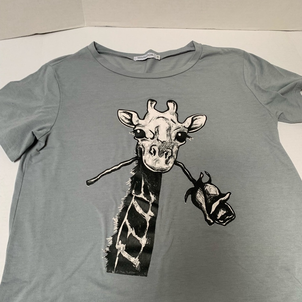 MISSLOOK Gray Women’s Graphic Giraffe with Rose T Shirt Size Medium